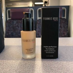 Frankie Rose Matte Foundation -f104 OLIVE